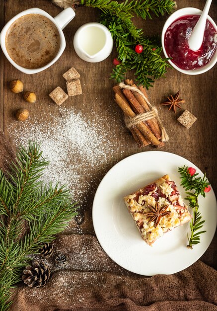 Tarte aux pommes de Noël avec confiture, épices et crumble