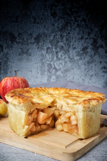 Photo tarte aux pommes sur planche de bois