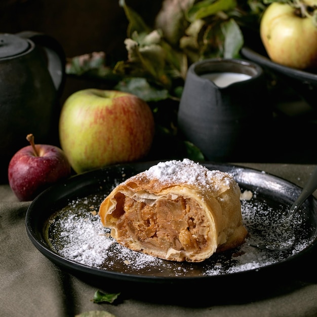 Tarte aux pommes et pommes traditionnelles tranchées maison