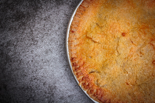 Tarte aux pommes rustique faite maison.