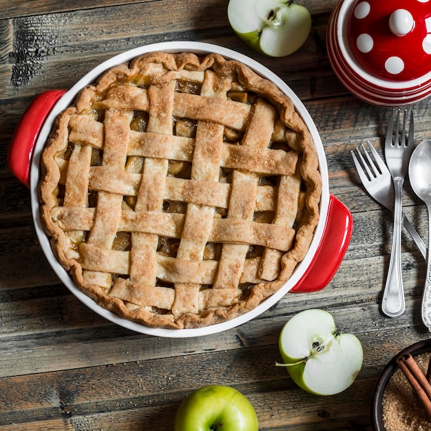 Tarte aux pommes rustique sur la vue de dessus de table en bois