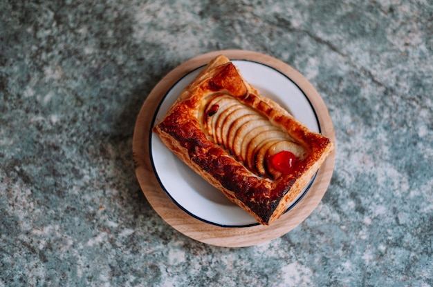 Tarte aux pommes savoureuse sur une table en marbre