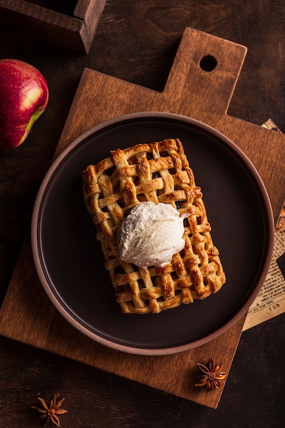 Tarte aux pommes sucrée avec crème glacée