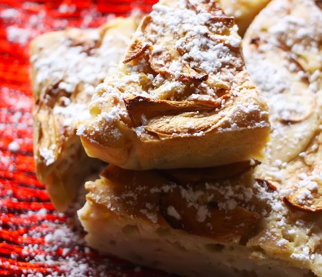 Tarte aux pommes sucrée maison à la cannelle et au sucre en poudre