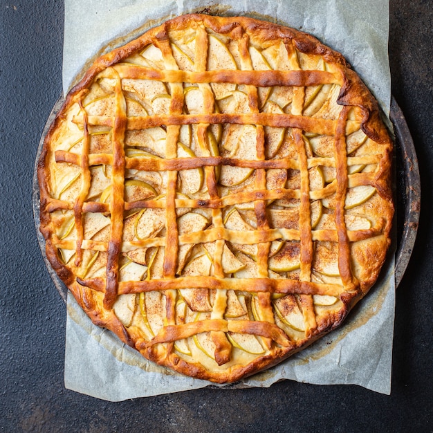 Tarte aux pommes sucrée sur un plateau