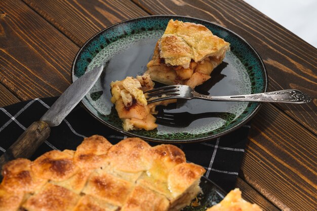 Tarte aux pommes sur une surface en bois. Style rustique.