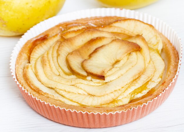 Tarte aux pommes sur table en bois blanc