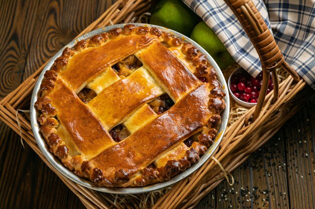 Tarte aux pommes sur une table en bois marron