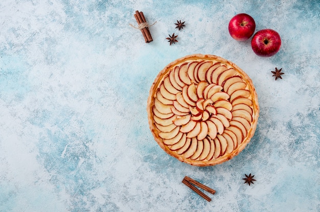 Tarte aux pommes. Tarte sur une assiette aux épices cannelle et anis étoilé.