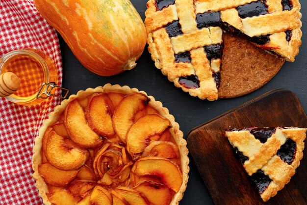 Tarte aux pommes et tarte aux baies composition d'automne