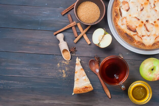 Tarte aux pommes et thé sur une table en bois