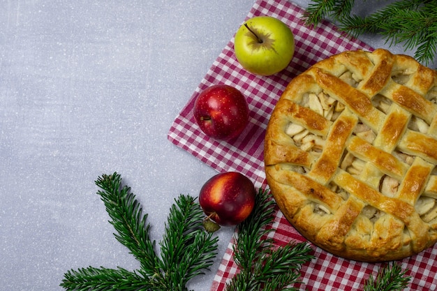 Tarte aux pommes traditionnelle avec pomme. Près des branches d'arbres de Noël