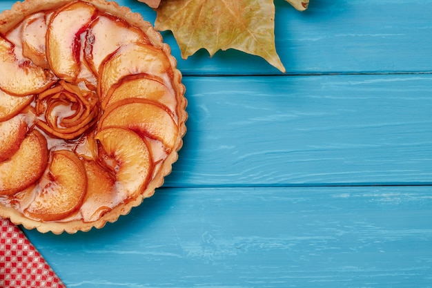 Tarte aux pommes sur la vue de dessus en bois bleu