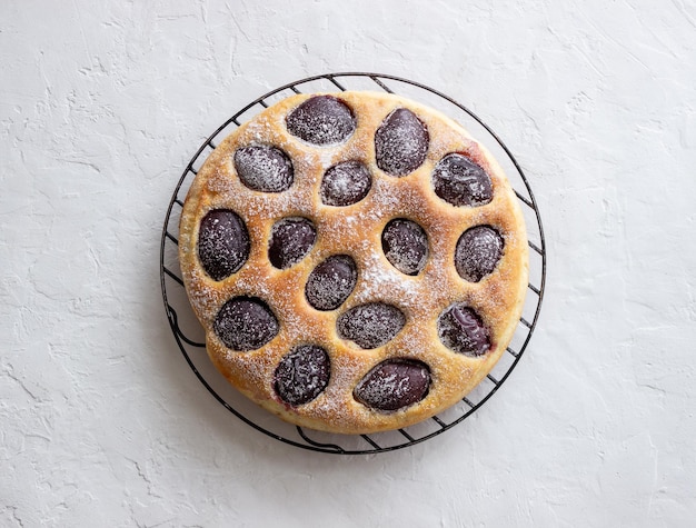 Tarte aux prunes sur fond blanc. Pâtisserie. La nourriture végétarienne.