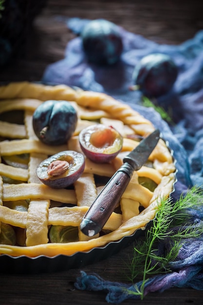 Tarte aux prunes maison et délicieuse faite d'ingrédients frais