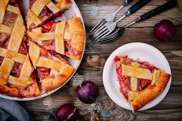 Tarte aux prunes maison sur fond rustique Vue de dessus