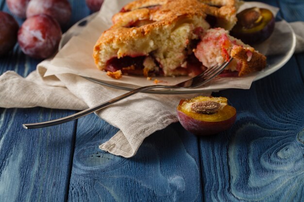 Tarte aux prunes sur plaque blanche