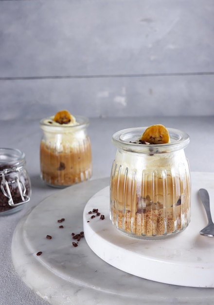 Tarte Banoffee dans une tasse avec du caramel maison