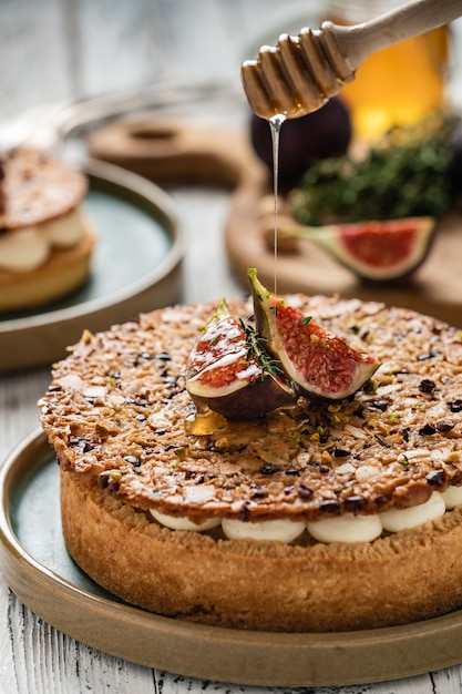 Tarte à base de sable avec figues fraîches, amandes et gaufre croustillante aux amandes et cacao en poudre. Tarte aux fruits frais fait maison avec des baies