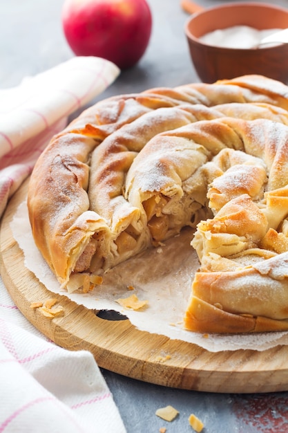 Tarte burek ronde avec une pomme