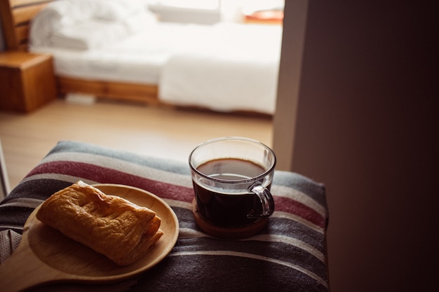 Tarte et café noir dans la chambre