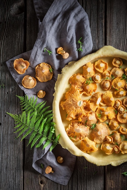 Photo tarte chaude et savoureuse aux champignons nobles et au thym