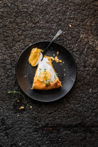 Tarte à la citrouille américaine traditionnelle avec crème fouettée et cannelle sur table sombre. vue de dessus