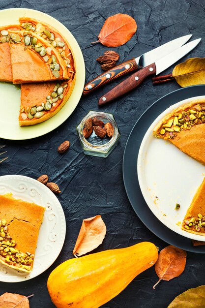 Tarte à la citrouille d'automne sur une assiette