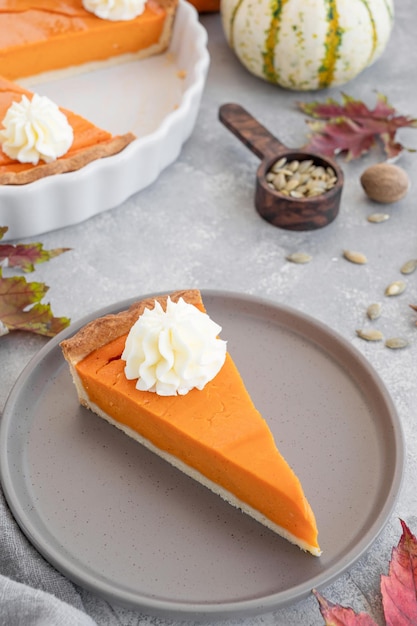 Tarte à la citrouille avec crème fouettée et cannelle Pâtisserie pour Thanksgiving ou Halloween Copier l'espace