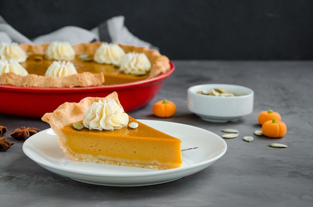 Tarte à la citrouille festive traditionnelle avec crème fouettée aux épices et graines Dessert pour Thanksgiving