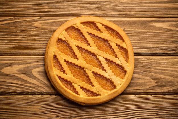 Tarte à la citrouille sur fond de bois rustique. Tarte sucrée traditionnelle américaine d'automne, de Thanksgiving et d'Halloween, dessert d'automne saisonnier. Gros plan, vue de dessus