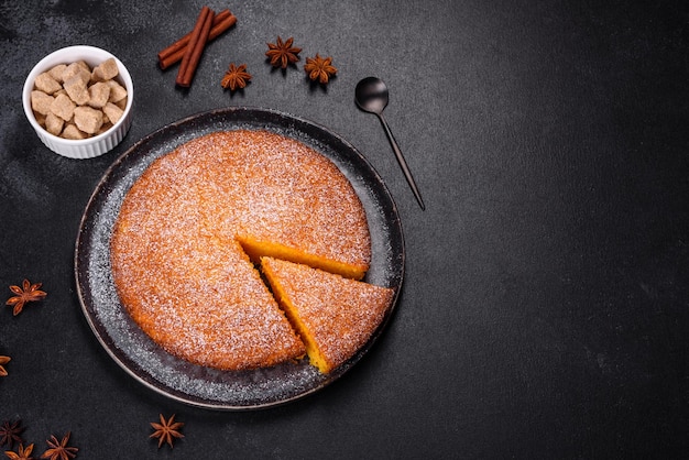 Tarte à la citrouille sur une planche à découper en marbre Fond sombre Espace de copie