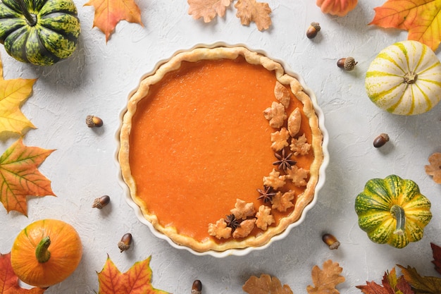 Tarte à la citrouille savoureuse maison avec des ingrédients pour le jour de Thanksgiving