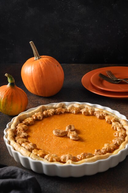 Tarte à la citrouille savoureuse maison avec des ingrédients pour le jour de Thanksgiving