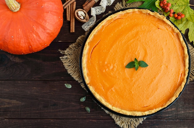 Tarte à la citrouille sucrée sur un bois foncé