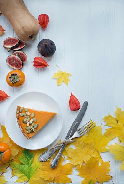 Tarte à la citrouille. Tarte américaine traditionnelle. Thème de l'automne. Nourriture d'Halloween. Jour de Thanksgiving. Bois clair.