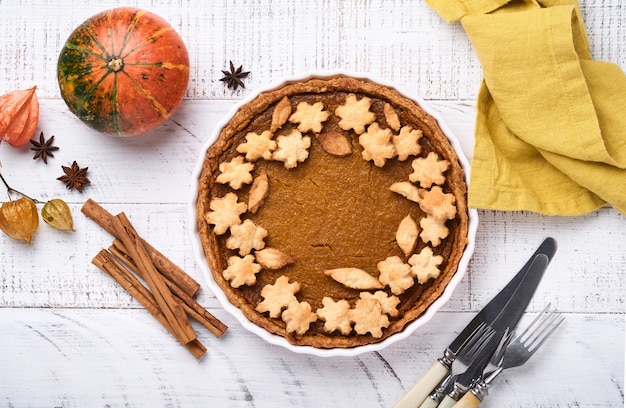 Tarte à la citrouille. Tarte à la crème fouettée et à la cannelle sur fond rustique blanc. Gâteau à la citrouille fait maison américain traditionnel pour Thanksgiving ou Halloween Prêt à manger. Maquette.