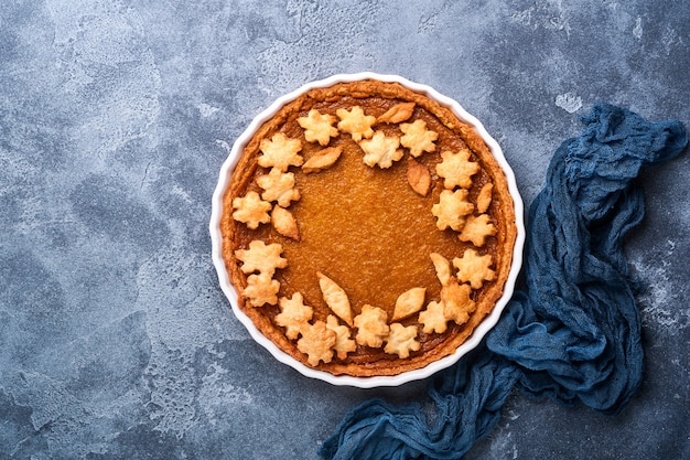 Tarte à la citrouille. Tarte à la crème fouettée et à la cannelle sur fond rustique. Gâteau à la citrouille fait maison américain traditionnel pour Thanksgiving ou Halloween Prêt à manger. Maquette.