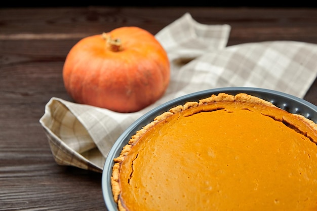 La tarte à la citrouille de Thanksgiving sur une table en bois brune en gros plan avec une mise au point sélective