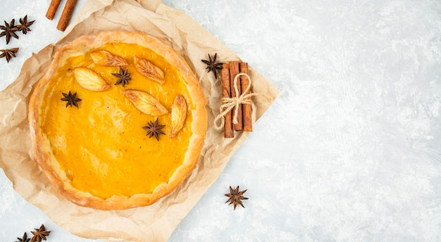 Tarte à la citrouille traditionnelle sur une table lumineuse Vue de dessus Copier l'espace