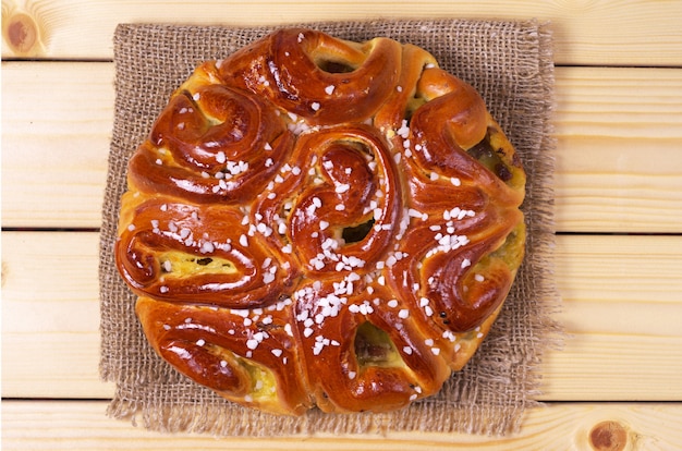 Tarte à la confiture sur fond de bois d'en haut, vue de dessus