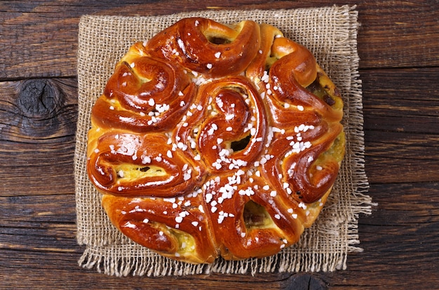 Tarte à la confiture sur fond de bois d'en haut, vue de dessus