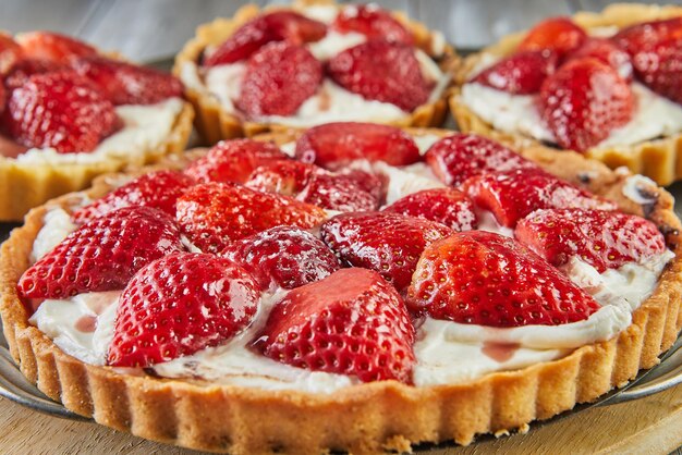 Tarte à la crème ronde aux fraises Une grosse et trois petites