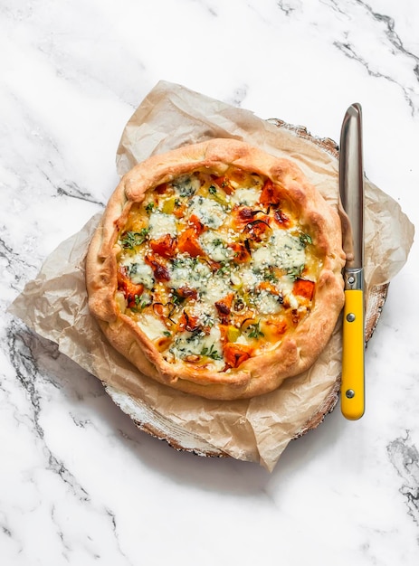 Tarte croustillante au fromage gorgonzola poireau à la citrouille sur fond clair Vue de dessus Délicieuse collation de tapas