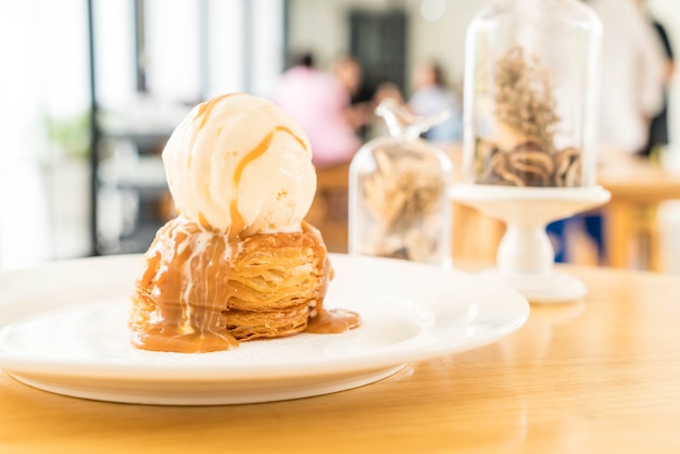 tarte croustillante avec glace à la vanille et sauce au caramel