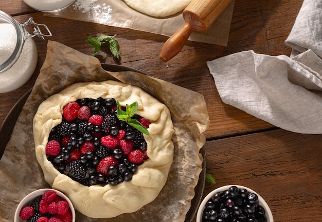 Tarte crue avec vue de dessus de fruits