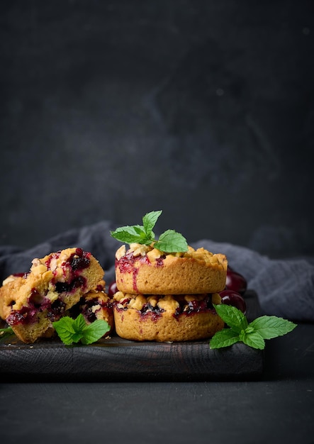 Tarte crumble portion aux cerises sur une planche de bois