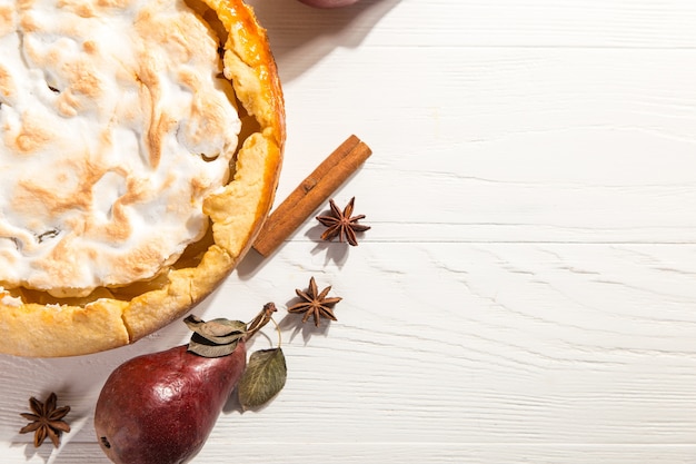 Tarte délicieuse aux poires, pâtisserie maison à la cannelle, dessert sucré pour le petit déjeuner. Copiez l'espace.