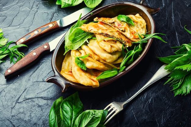 Tarte farcie aux verdures printanières et au fromage. Qutabs ou kutab faits maison. Nourriture d'Azerbaïdjan