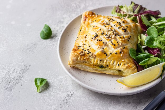 Tarte feuilletée au saumon, épinards et ricotta Saumon Wellington en pâte feuilletée